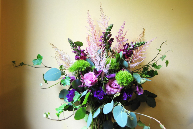 A cheerful arrangement of white daisies and greenery